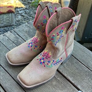 ARIAT “Wiggle Room” kids western boots sz: 2.5 - floral embroidery
